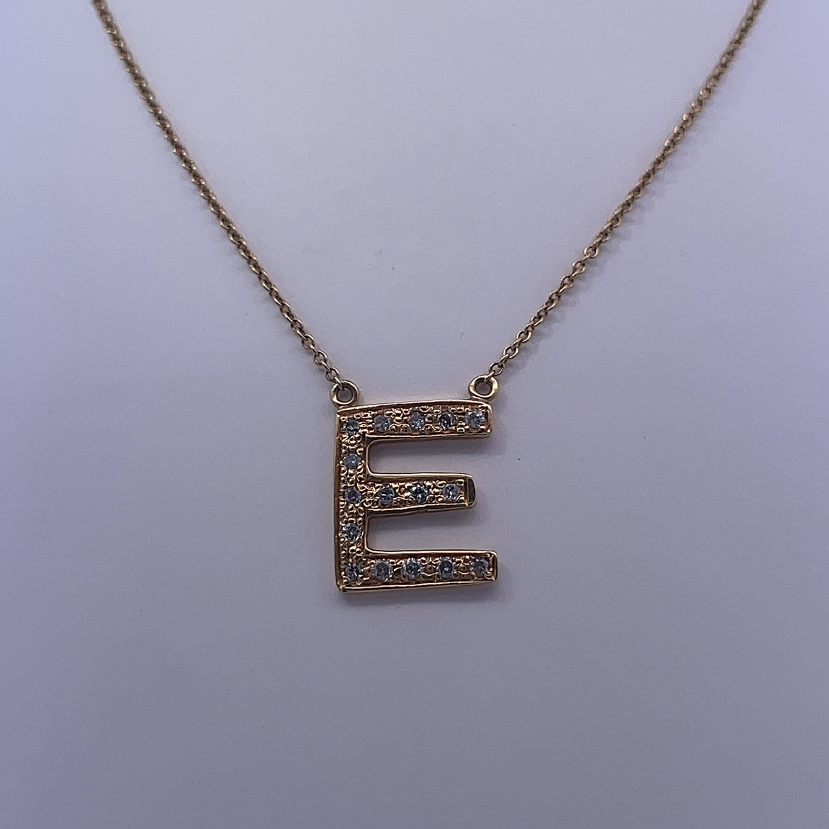 Collar con inicial "E" en oro amarillo de 18 quilates: una expresión personalizada de lujo