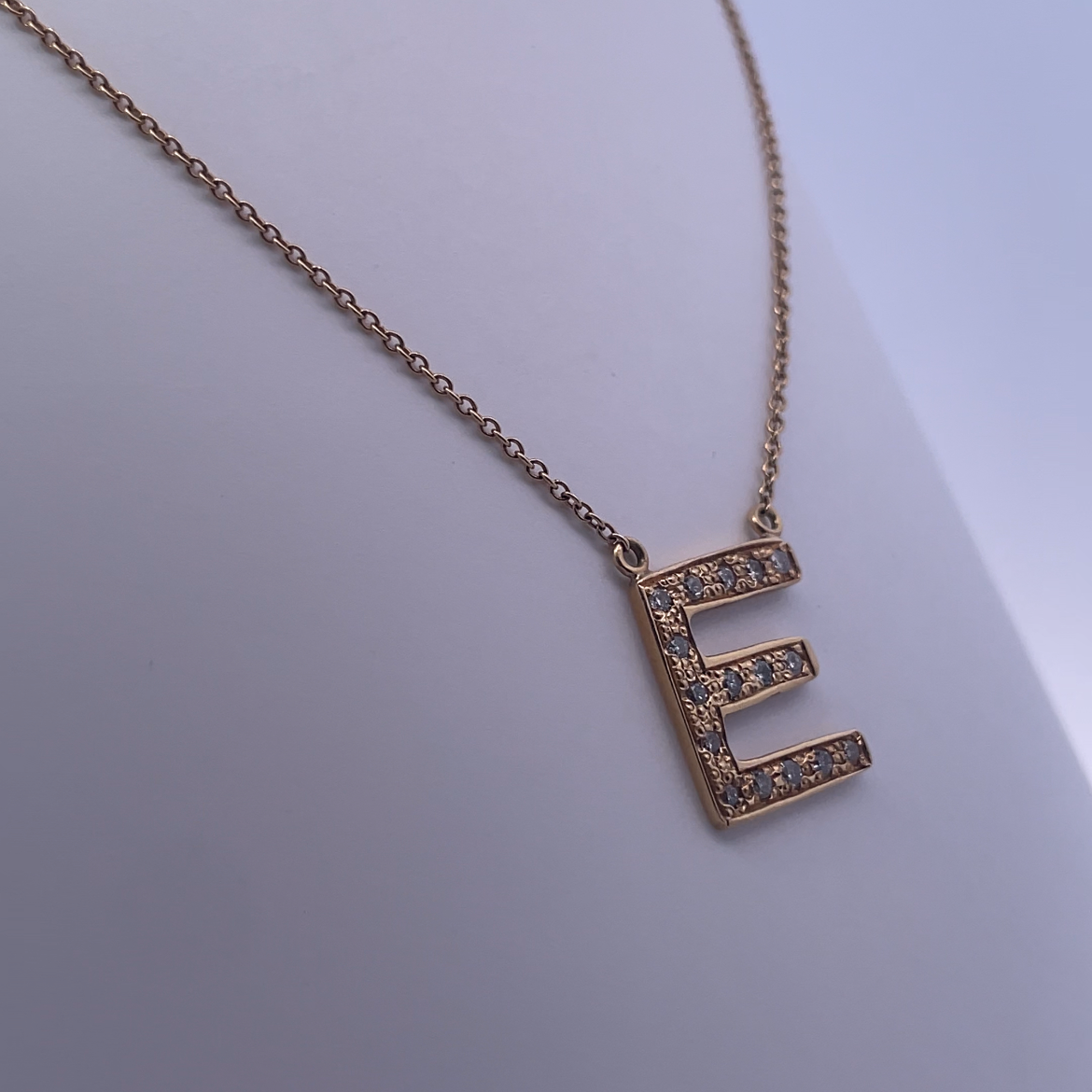 Collar con inicial "E" en oro amarillo de 18 quilates: una expresión personalizada de lujo
