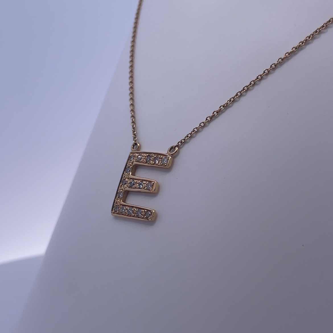 Collar con inicial "E" en oro amarillo de 18 quilates: una expresión personalizada de lujo
