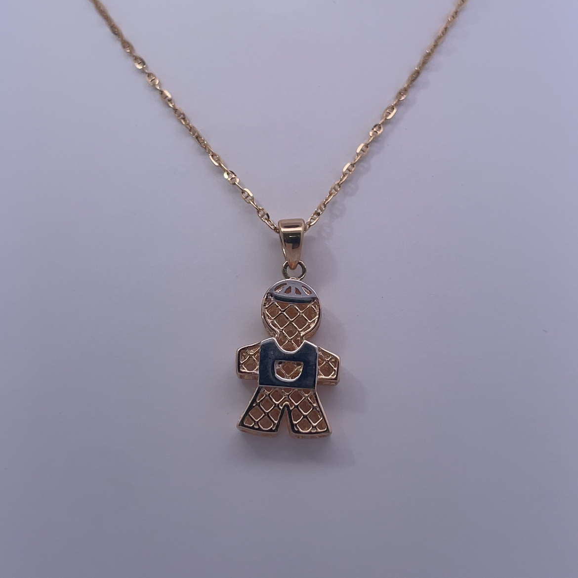 Collar con dije de niño en oro amarillo de 18 quilates: divertido y refinado para cualquier ocasión