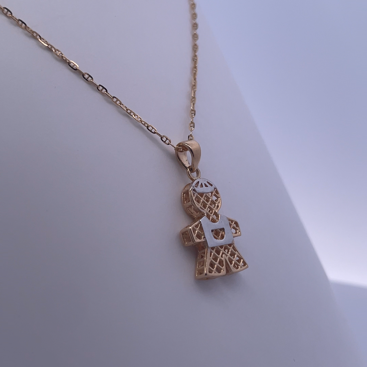 Collar con dije de niño en oro amarillo de 18 quilates: divertido y refinado para cualquier ocasión