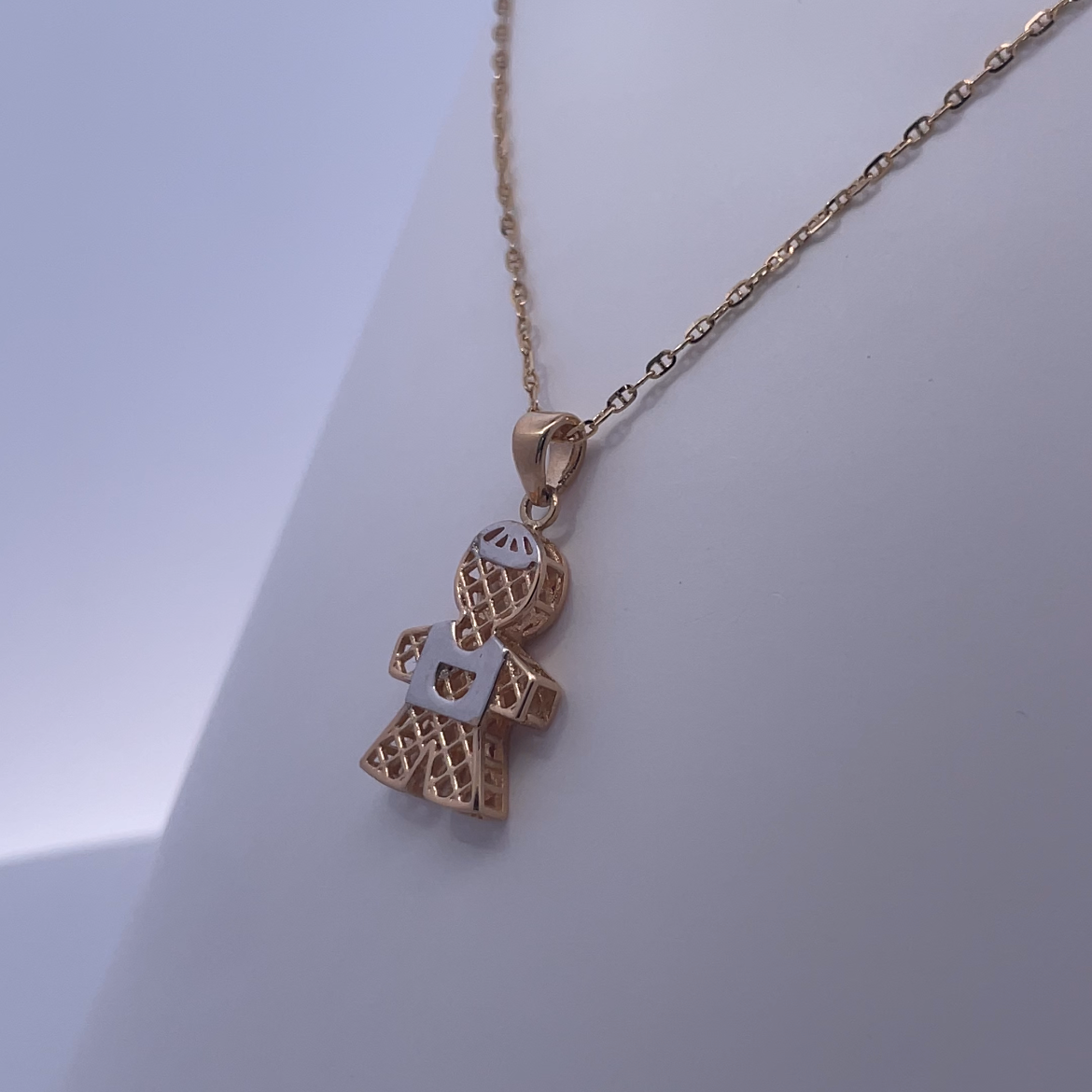 Collar con dije de niño en oro amarillo de 18 quilates: divertido y refinado para cualquier ocasión