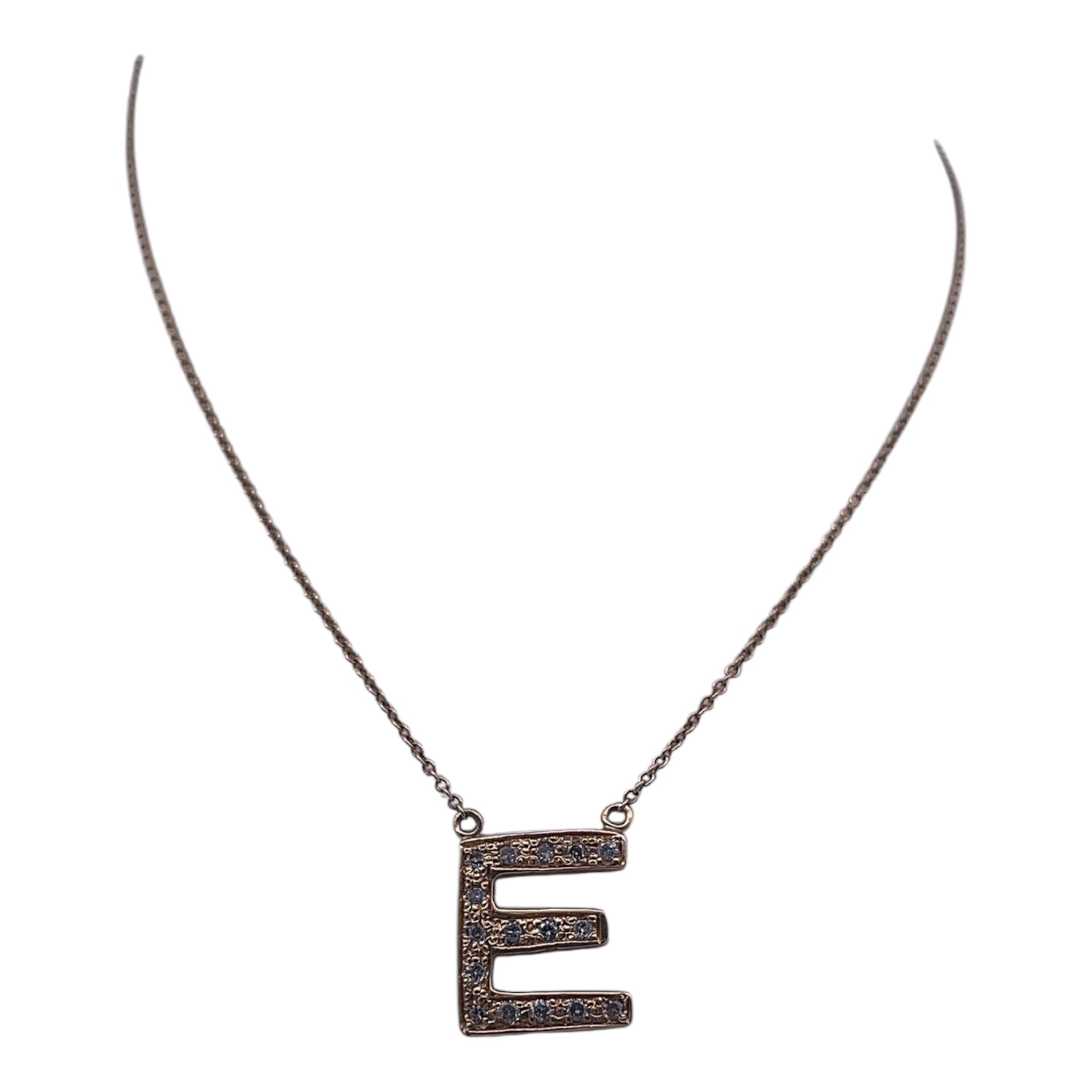 Collar con inicial "E" en oro amarillo de 18 quilates: una expresión personalizada de lujo