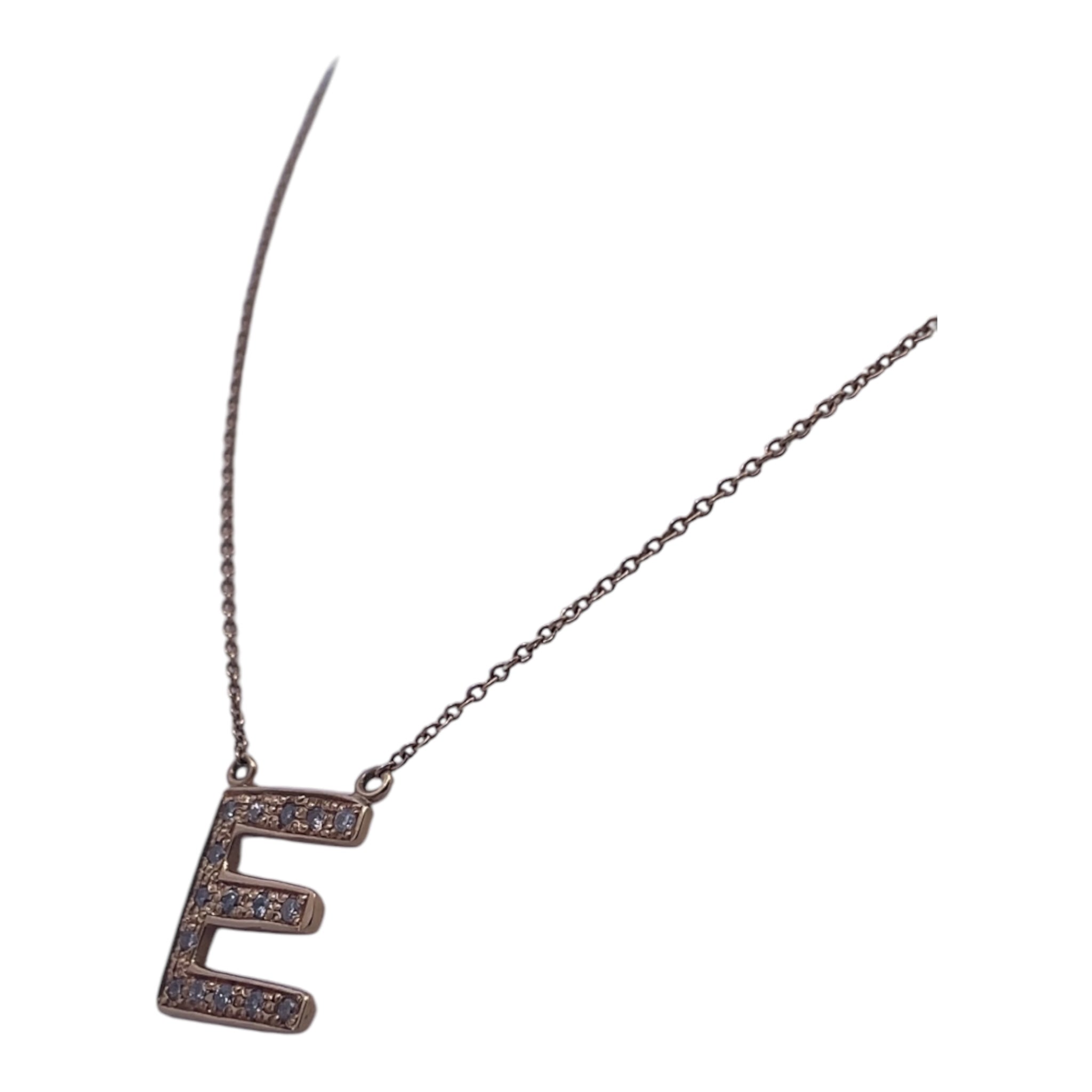 Collar con inicial "E" en oro amarillo de 18 quilates: una expresión personalizada de lujo