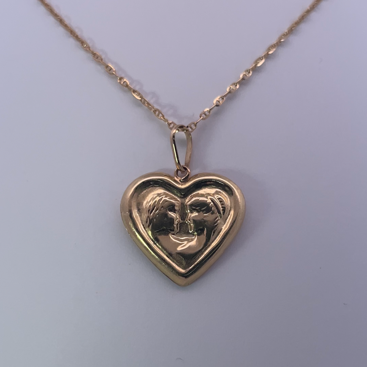 Collar con medallón de corazón en oro amarillo de 18 quilates: amor eterno en un abrazo dorado