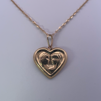 Collar con medallón de corazón en oro amarillo de 18 quilates: amor eterno en un abrazo dorado