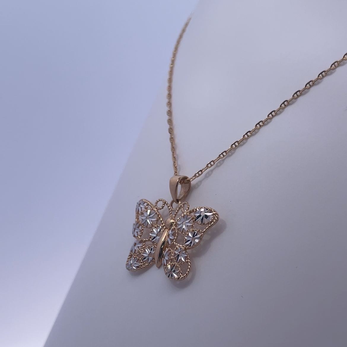 18K Yellow Gold Butterfly Pendant Necklace – A Delicate Symbol of Transformation