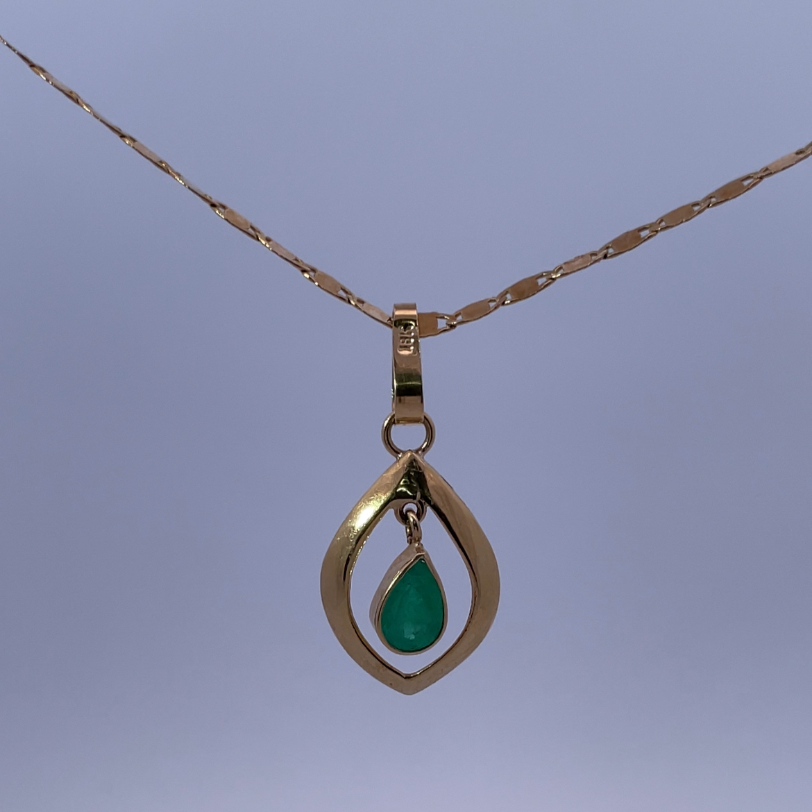 18K Yellow Gold Necklace with 0.45ct Emerald – Nature’s Elegance