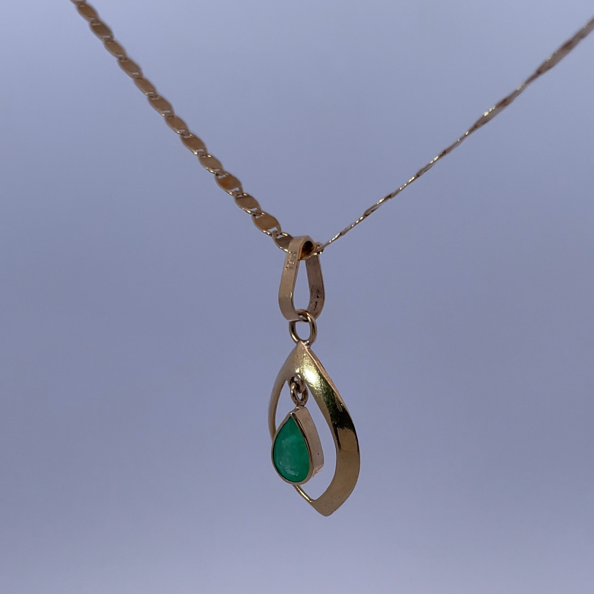 18K Yellow Gold Necklace with 0.45ct Emerald – Nature’s Elegance