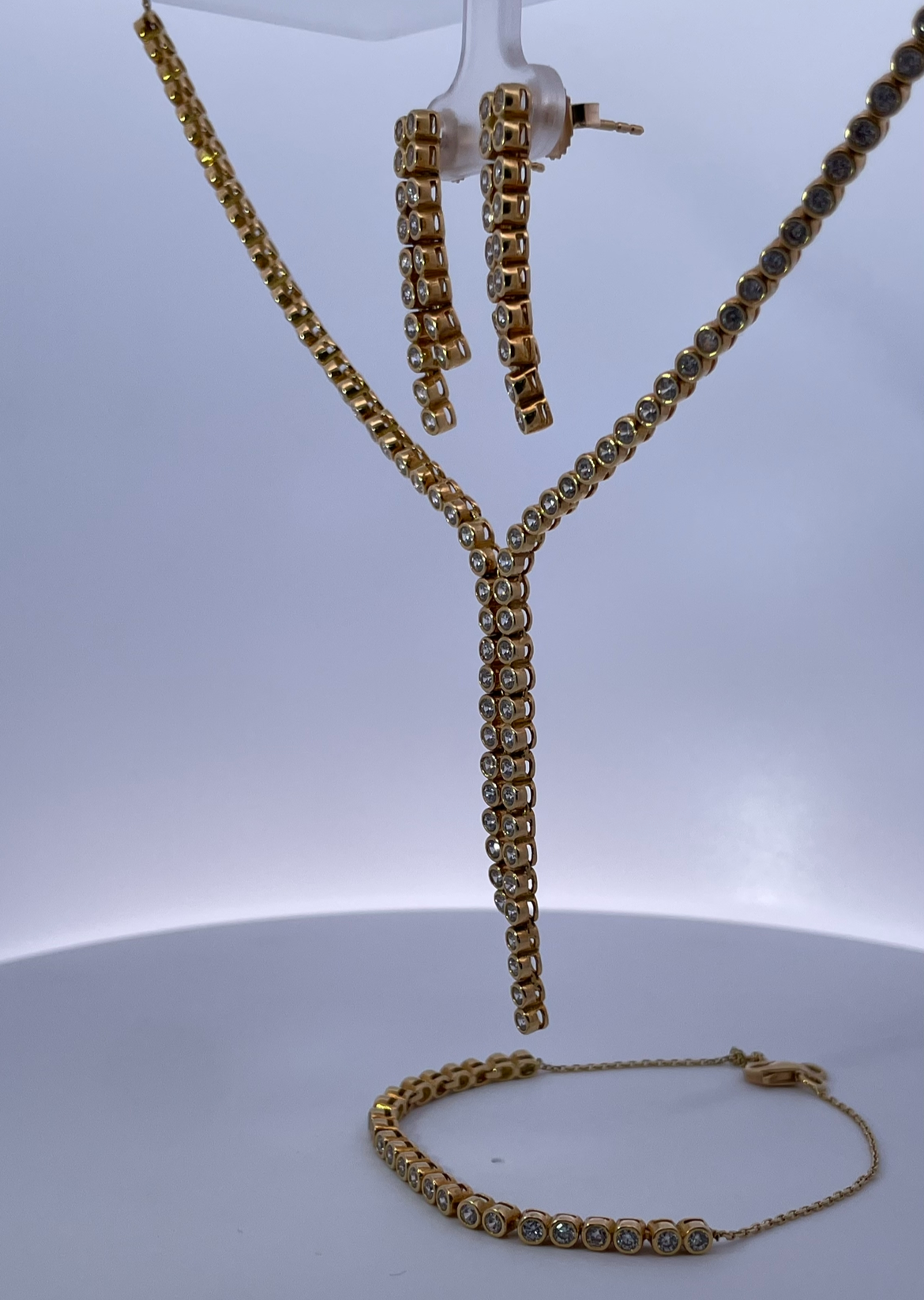 18K Yellow Gold Y-Design Necklace with Cubic Zirconia – Modern Sophistication