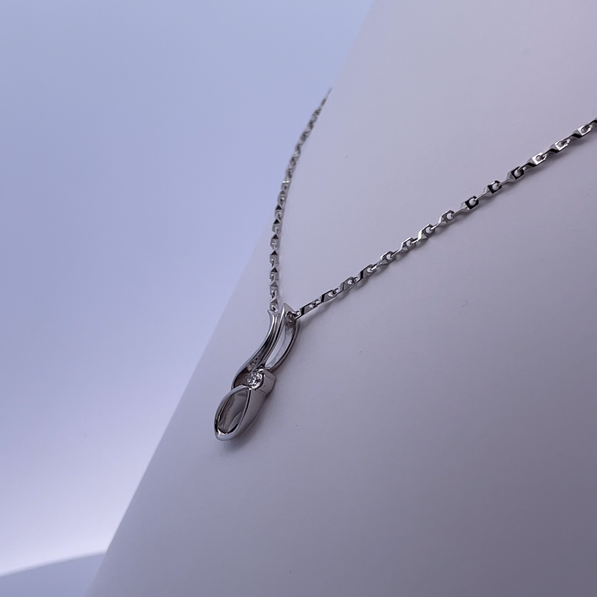 Símbolo de eternidad: collar infinito de oro blanco de 18 quilates con diamantes de 0,12 ct