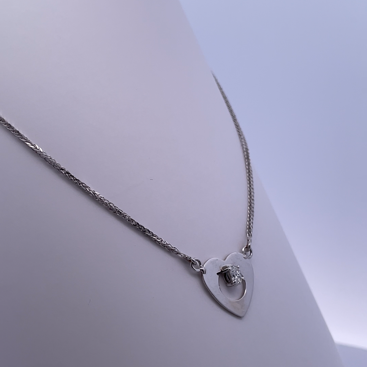 Amor y lujo: collar de corazón de oro blanco de 18 quilates con diamantes de 0,30 ct