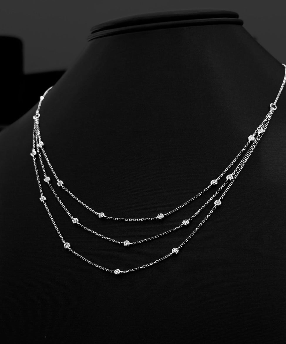 Collar de diamantes de lujo, collar de oro blanco de triple hebra, diamantes engastados en bisel, joyería fina, joyería de inspiración celestial, diseño de joyería de Nueva York, joyería minimalista moderna, collar de capas de diamantes.