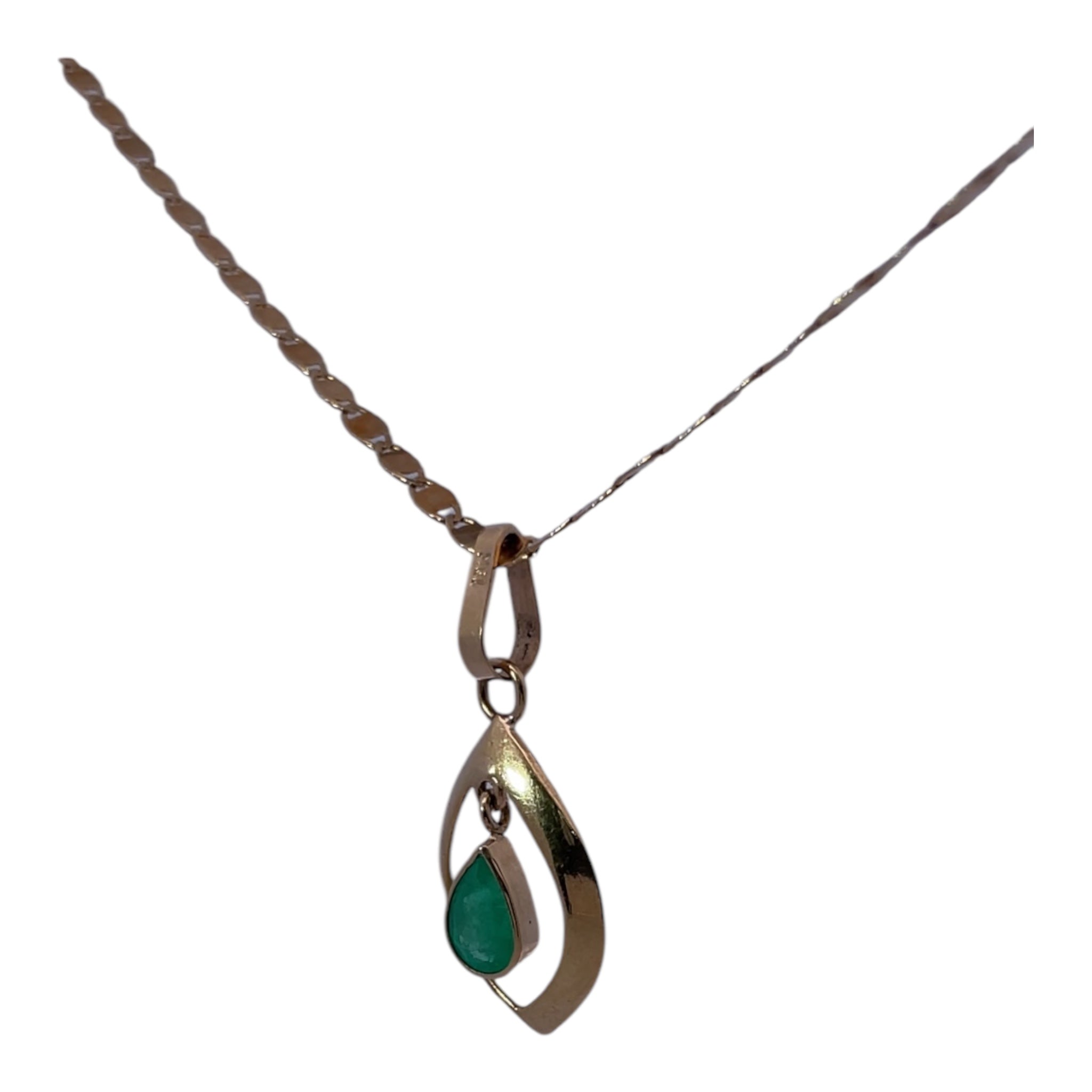 18K Yellow Gold Necklace with 0.45ct Emerald – Nature’s Elegance