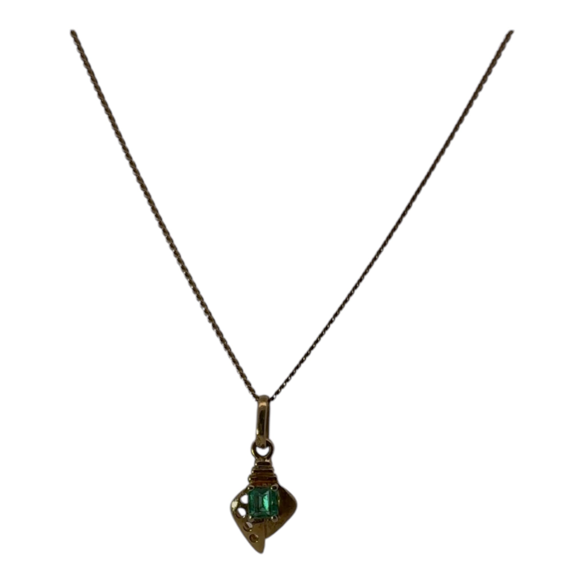 A Classic Symbol of Love-18K white Gold Pendant with emerald Necklace