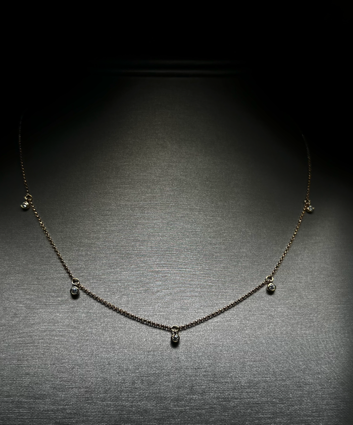 Elegancia de lujo, collar de oro de 18 quilates y diamantes