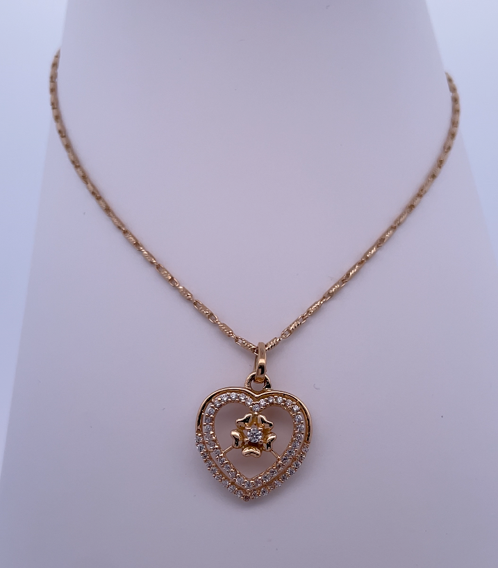 Elegante collar de corazón de oro de 18 quilates con circonitas cúbicas brillantes: un regalo de lujo atemporal