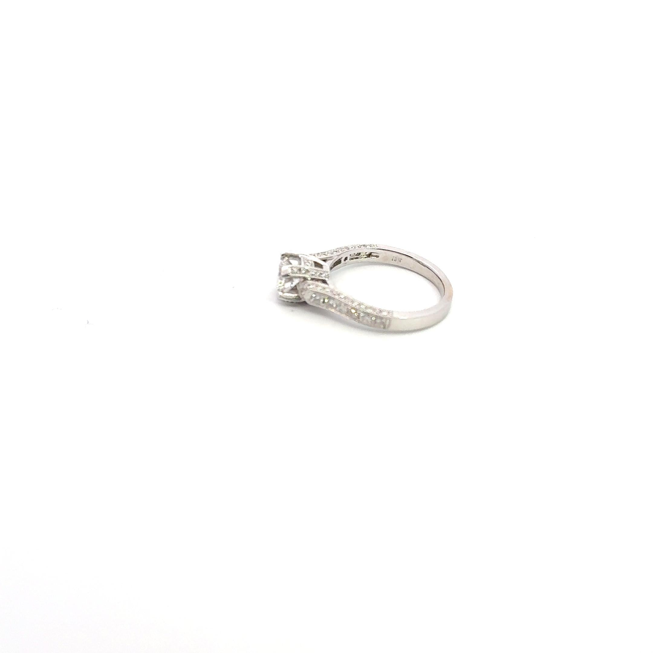 Eterna 18K Gold Diamond Ring